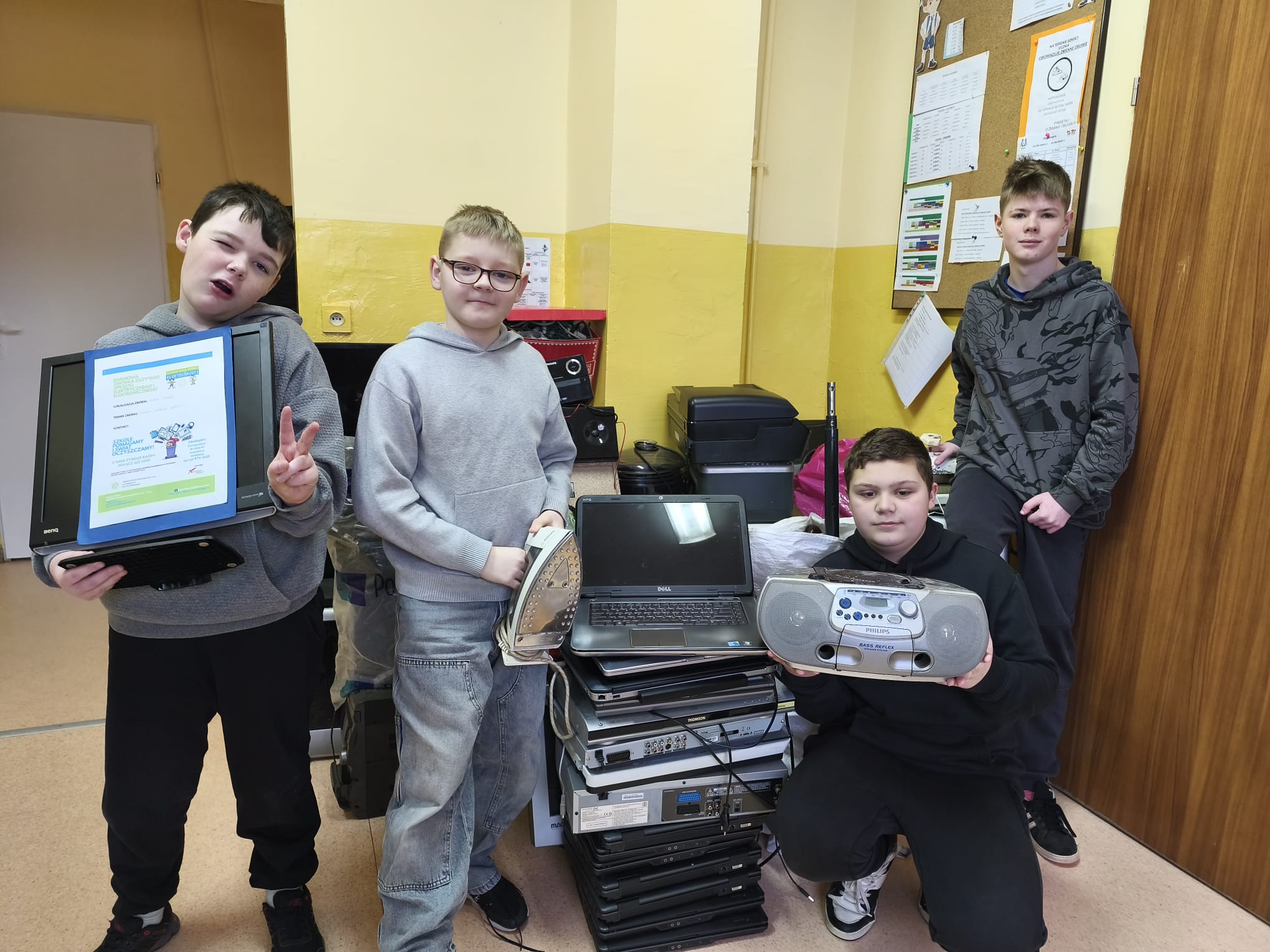 Wszystkie dzieci zbierają elektrośmieci