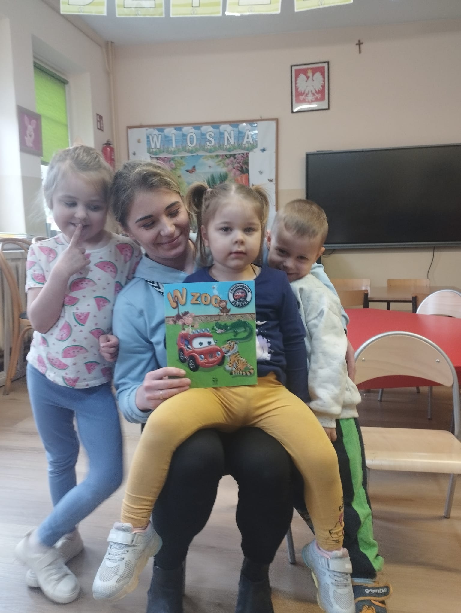 Rodzice czytają dzieciom